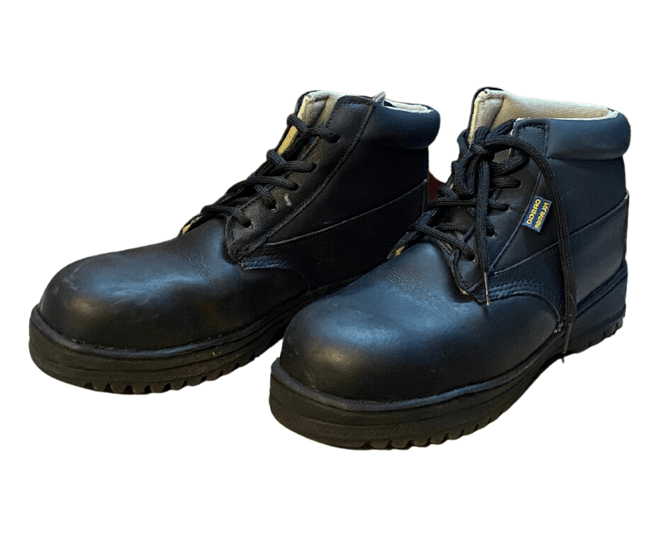 Botas de seguridad industriales con suela antiderrapante.