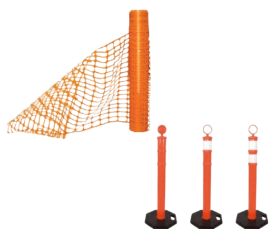 Malla de seguridad con delimitadores para zonas de construcción.