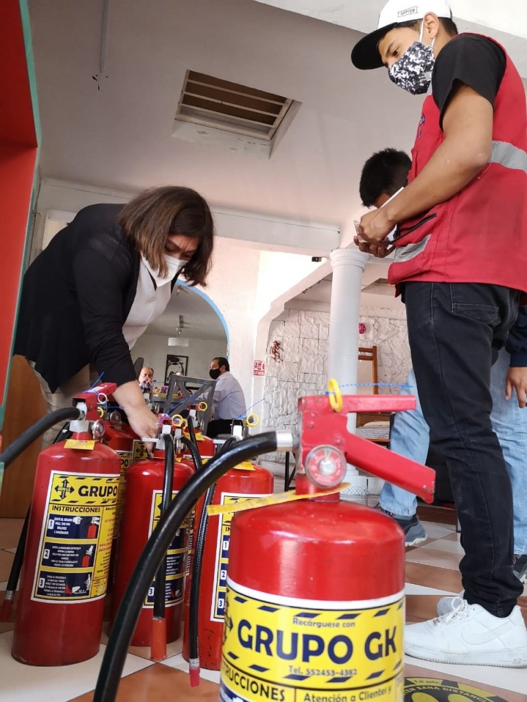 Enseñando un extintor PQS de Grupo GK